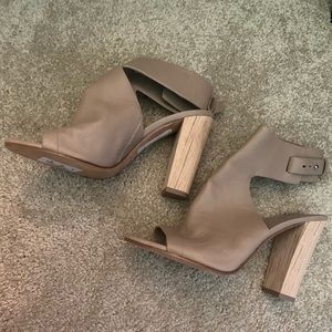 NWT VINCE WOODEN BLOCK HEEL SANDAL BOOTIE 9